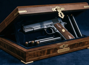 Il vescovo di Napoli scrive ai Potenti sulla pistola regalo di Erdogan: "La morte una forma di omaggio"